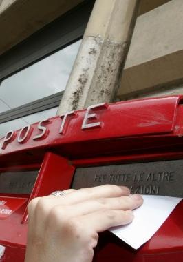 L'accusa: gettava via la posta