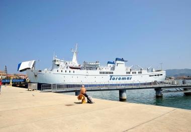 A sinistra lassessore Ceccobao, sopra una nave Toremar a Portoferraio 