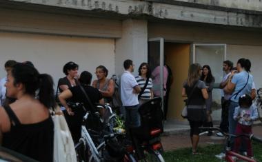 Genitori davanti alla scuola di S. Anna 