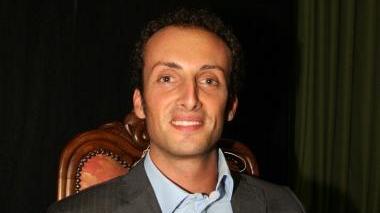 Alessandro Del Dotto, avvocato, 30 anni, è il candidato a sindaco della coalizione di centrosinistra. Coalizione che lo ha presentato l’altra sera alla città in un affollato incontro al teatro dell’Olivo.