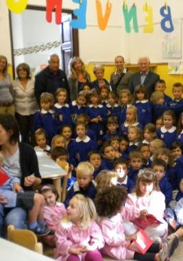 I bimbi della materna di Balbano insieme al sindaco e (accanto) la scuola di S. Anna  