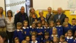 I bimbi della materna di Balbano insieme al sindaco e (accanto) la scuola di S. Anna