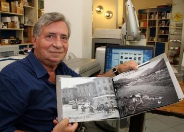 Pierluca Ranfagni mostra uno degli album realizzati con le foto del suo archivio 