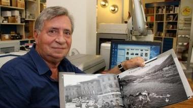 Pierluca Ranfagni mostra uno degli album realizzati con le foto del suo archivio