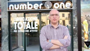 <b>TITOLI DI CODA.</b> Lingresso dellEolo e a sinistra Giulio Zanni davanti alla vetrina di &laquo;Number One&raquo; prima della chiusura 