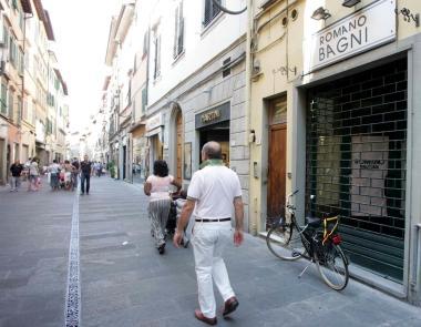 A destra via del Giglio dove ha chiuso uno storico fioraio e sotto altri locali chiusi in via Lavagnini 