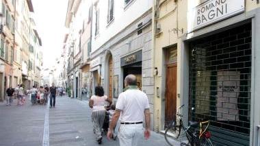 A destra via del Giglio dove ha chiuso uno storico fioraio e sotto altri locali chiusi in via Lavagnini