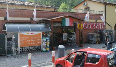 Banditi armati assaltano la Conad di Bagni di Lucca