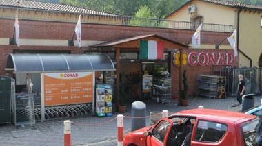 Banditi armati assaltano la Conad di Bagni di Lucca