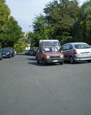 Auto in vicolo delle Carbonaie 