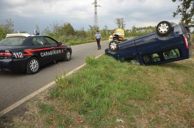 Il luogo dellincidente con lauto ribaltata fuori strada e la pattuglia dei carabinieri intervenuti sul posto 