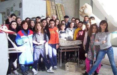 <b>ALUNNI </b>delle medie in visita ai capannoni del Carnevale di Follonica     
