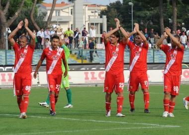 <b>APPLAUSI.</b> I giocatori biancorossi ringraziano i tifosi della curva nord al termine della partita 