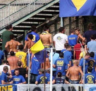 I tifosi spalle al campo per i primi dieci minuti 