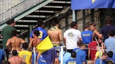 I tifosi spalle al campo per i primi dieci minuti