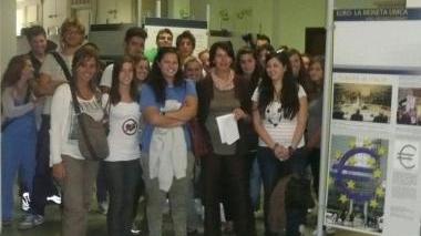 Gli studenti in visita alla mostra fotografica