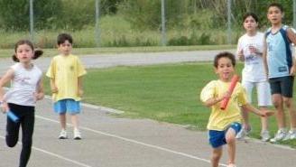 Una corsa di bambini su una pista di atletica