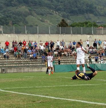 Il tuffo vincente di Ballardini e, a destra Nicola Corrent   