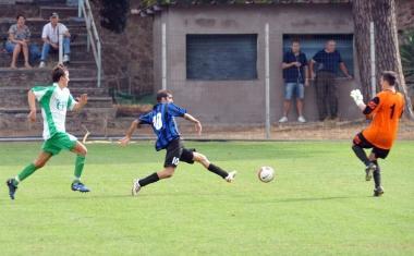 Sopra Andrea Gori segna il gol decisivo; qui accanto unuscita di Brunacci, bravo a parare un rigore a Lischi sullo 0-0 