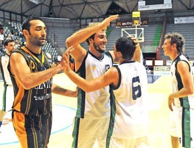 Labbraccio a fine partita tra Bonari e Tasselli 