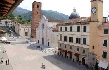 <b>BELLEZZA.</b> Piazza del Duomo, uno degli angoli pi&ugrave; belli della Versilia 