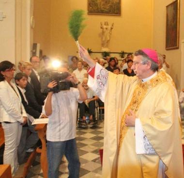 San Jacopo: la processione dingresso e il vescovo Giusti mentre consacra la chiesa 