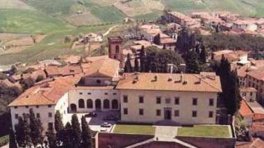 Sopra il sindaco Carlo Tempesti e in alto una veduta della cittadina con al centro la villa medicea