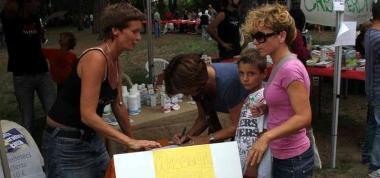 <b>AL BANCO DELLE FIRME.</b> Le mamme fanno volantinaggio durante la festa nel parco della Rinchiostra  