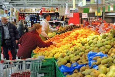 Il banco della frutta in un supermercato 