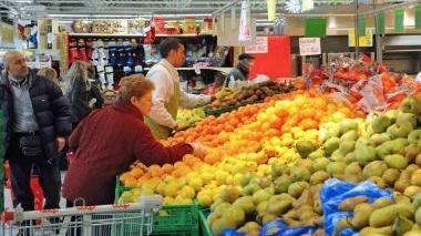 Il banco della frutta in un supermercato