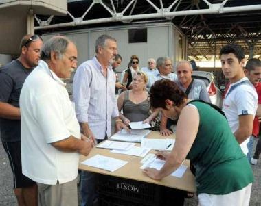 Ottocento firme contro il campo nomadi