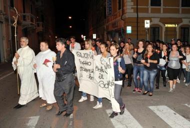 Tanti ragazzi alla fiaccolata per Serena