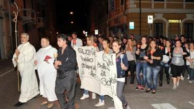 Tanti ragazzi alla fiaccolata per Serena