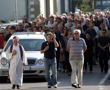 Il corteo funebre per le strade di Vitolini 