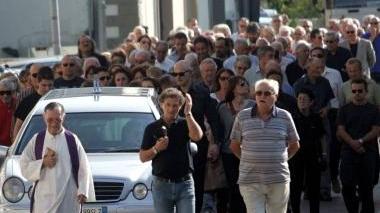 Il corteo funebre per le strade di Vitolini