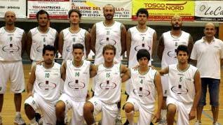 Il gruppo dei giocatori della Folgore Fucecchio in posa insieme al confermato coach Gabriele Neri