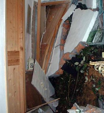 La frana del 2010 dentro la casa di Calchini a Ficola  