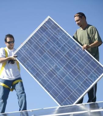 Coi pannelli si spera di utilizzare le serre anche per produrre energia 