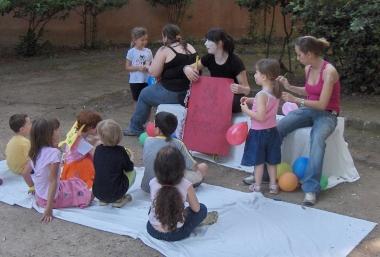 Bambini ad un campo solare estivo 