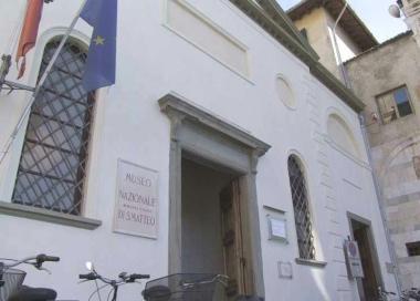 Sopra la facciata del museo; in alto Matteoni e sotto Sanzo  
