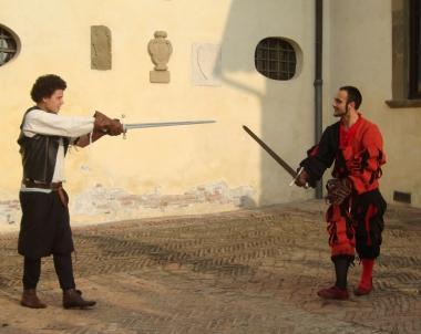 Un momento della manifestazione spadaccini nel cortile del Castello di Lari  