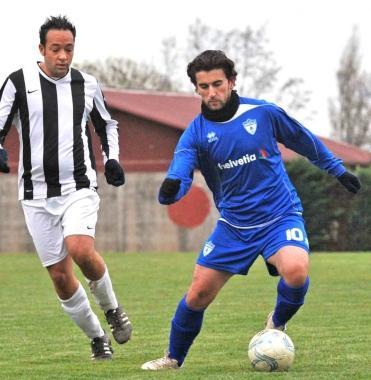 A destra, lattaccante Gocaj 