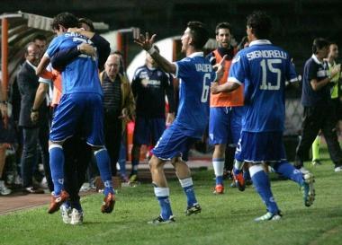 Labbraccio fra gli azzurri, compresi i componenti della panchina, dopo il gol del momentaneo 1-0 di Saponara 