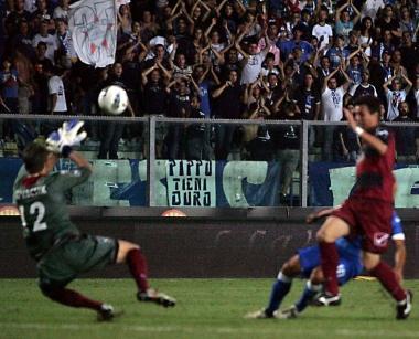<b>Tre</b> Ciccio Tavano scavalca Kovacsik con un preciso pallonetto e porta lEmpoli sul 3-0 