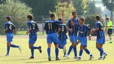 Sopra, l’esultanza dei giocatori del Pisa Sc nella gara con l’Urbino Taccola A fianco Cazzarotto del Ghezzano