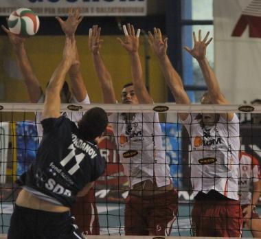 Un muro a tre dei biancorossi contro Carige e (sotto) coach Jorge Cannestracci in piedi a bordo campo 