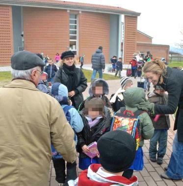 Genitori e alunni davanti alla scuola elementare di Vignole    