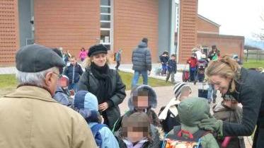 Genitori e alunni davanti alla scuola elementare di Vignole