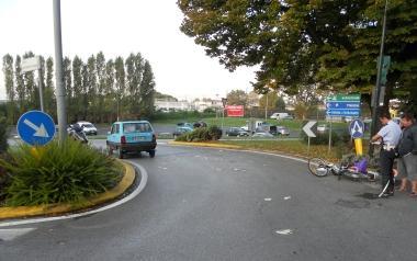 Il punto dove &egrave; avvenuto lincidente con la bici elettrica ancora in terra Sotto: lauto coinvolta nellincidente 