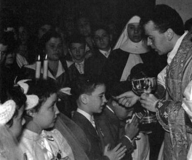 Monsignor Francioni in una bella foto davanti alla Cattedrale e la benedizione del vescovo Simoni